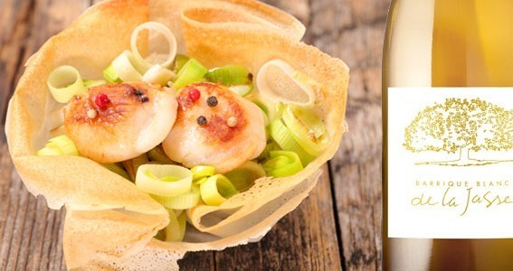 Noix de coquilles Saint Jacques, fondue de poireaux et Barrique Blanc de la Jasse.